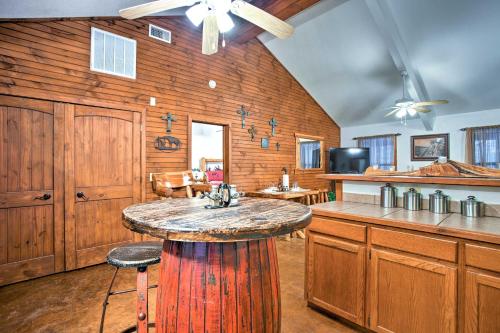 Broken Bow Cabin with Hot Tub 3 Mi to LakeandOverlook in Stephens Gap, USA