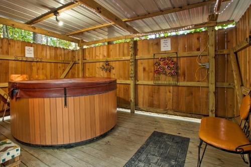 Broken Bow Cabin with Hot Tub 3 Mi to LakeandOverlook in Stephens Gap, USA
