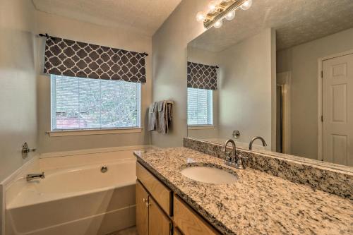 Classic Southern Family Home 7 Min to Atlanta! - image 3