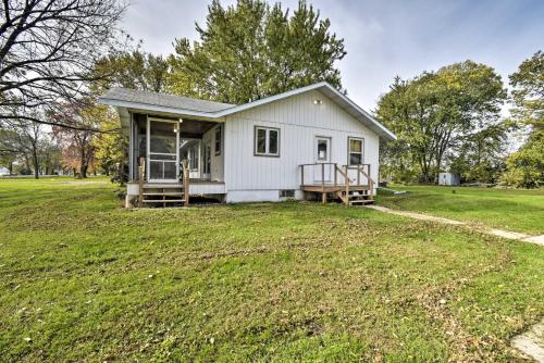 Charming Neenah House with Porch on Lake Winnebago! in Neenah, USA