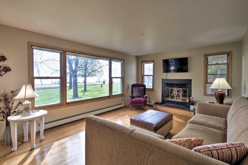 Charming Neenah House with Porch on Lake Winnebago! - Neenah