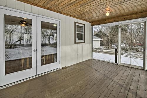 在meiguo.com看到的Charming Neenah House w/ Porch on Lake Winnebago!的介绍图片