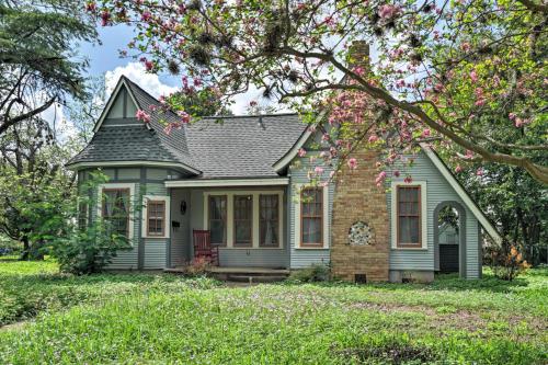 Adorable Cottage Less Than 1 Mi to Guadalupe River and Dtwn