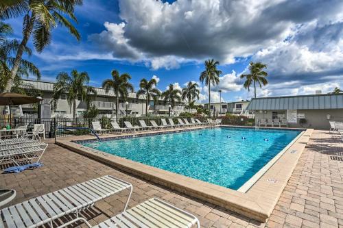 Fort Myers Condo with Pool - 9 Mi to Fort Myers Beach