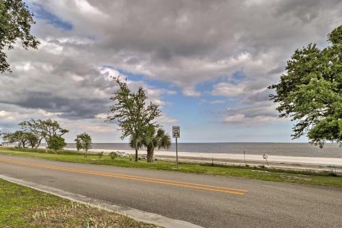 Family Cottage 10-Min Walk to Pass Christian Beach - image 3