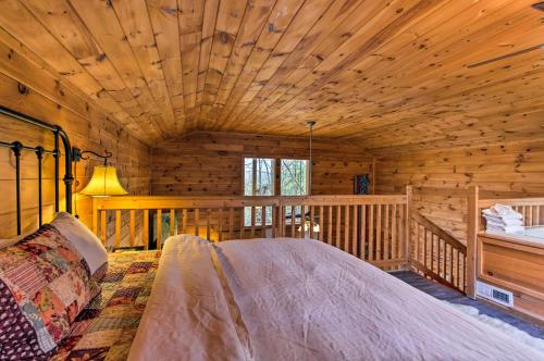 Studio Cabin with Loft and Hot Tub Less Than 5 Mi to Downtown! - image 4