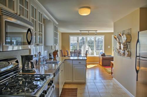 . Peaceful Waterfront Apt w/ Deck, 22 Mi to Portland