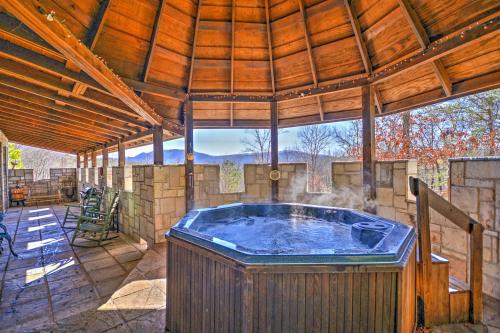 11 Mi to Dtwn Murphy Gem with Hot Tub and Mtn Views! in Murphy, USA