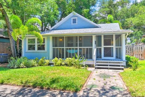 Old St Pete Bungalow - Downtown 1 Mi, Beach 8 Mi!