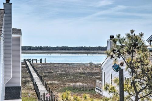 B&B Chincoteague - Chincoteague Townhome with Pony Views from Deck! - Bed and Breakfast Chincoteague