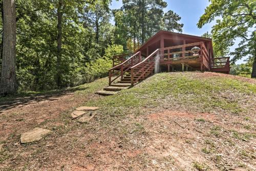 Waterfront Toledo Bend Abode with Deck and Dock Access - image 2