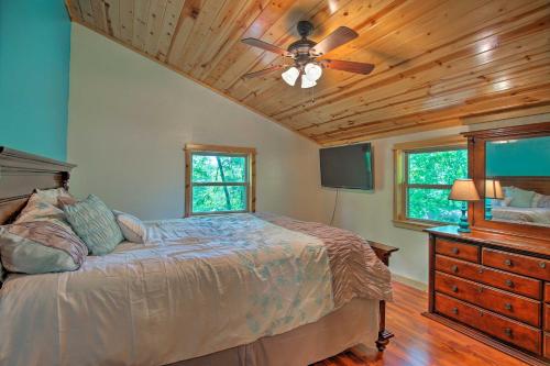 Cozy Broken Bow Cabin with Hot Tub - 5 Mins to Lake!