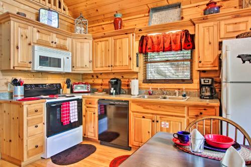 Honey Bear Lodge Gatlinburg Resort Cabin with Spa! - image 5