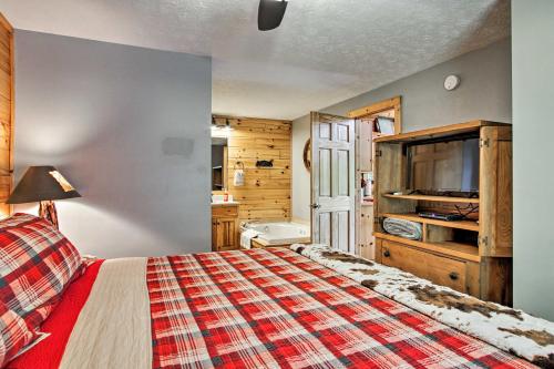 Honey Bear Lodge Gatlinburg Resort Cabin with Spa! - image 6