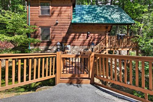 Honey Bear Lodge Gatlinburg Resort Cabin with Spa! - image 9