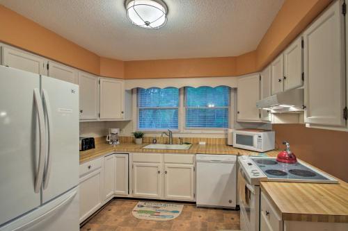 Spacious Family Home - 17 Miles to Winston-Salem! in Lewisville, USA
