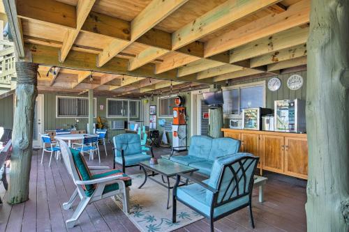 Cozy Fire Island Studio with Deck Walk to the Beach - image 5
