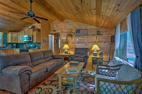 6 Mi to Polar Express Bryson City Cabin in Bryson City, USA