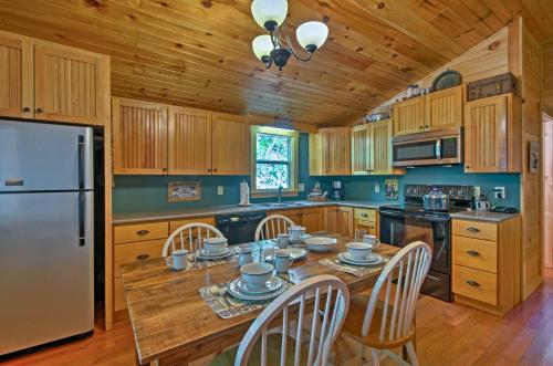 6 Mi to Polar Express Bryson City Cabin in Bryson City, USA