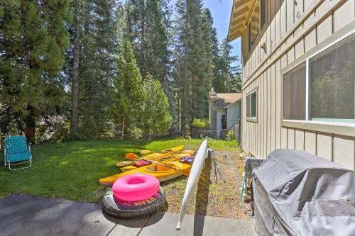 Lake Almanor Country Club Home with Peak View and Kayaks!