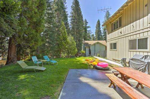 Lake Almanor Country Club Home with Peak View and Kayaks!