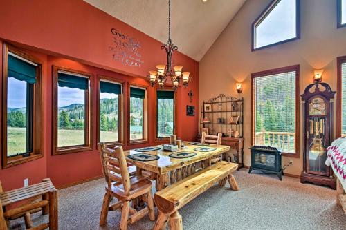 Cozy Cabin Escape with MTN Views Near the Red River! - image 5