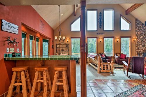 Cozy Cabin Escape with MTN Views Near the Red River! - image 6