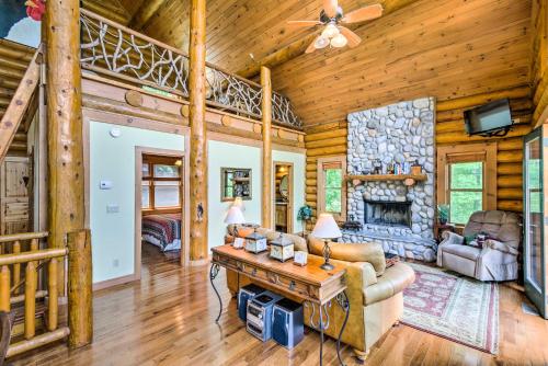 Stunning Ridge Top Cabin with Lake Views and Hot Tub - Topton