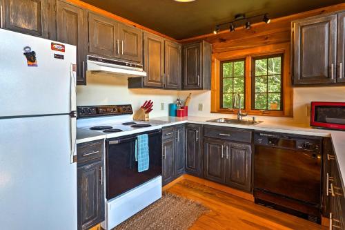 Catskill Chalet Cabin about 3 Mi from Belleayre Resort! - image 3