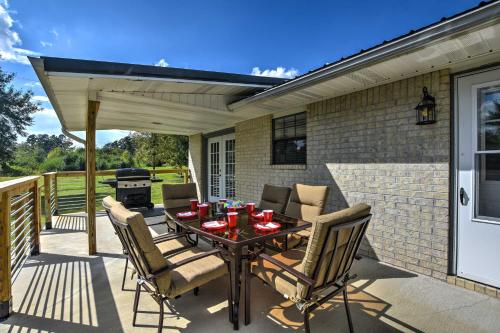 Cozy Kirby Getaway with Patio, Near Lake Greeson! in Kirby, Vereinigte Staaten von Amerika