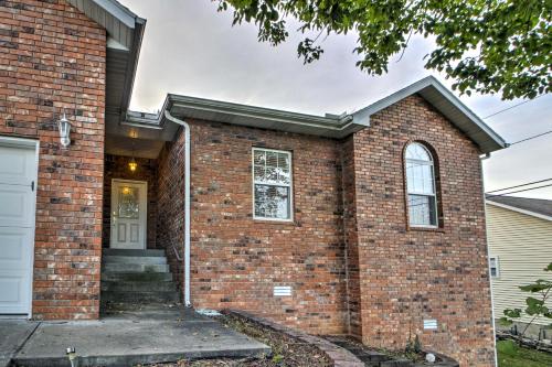 Walk to The Strip Family-Friendly Branson Home in Branson, USA