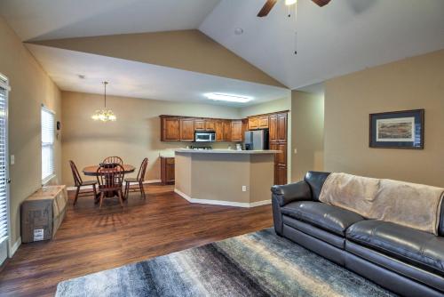 Walk to The Strip Family-Friendly Branson Home in Branson, USA