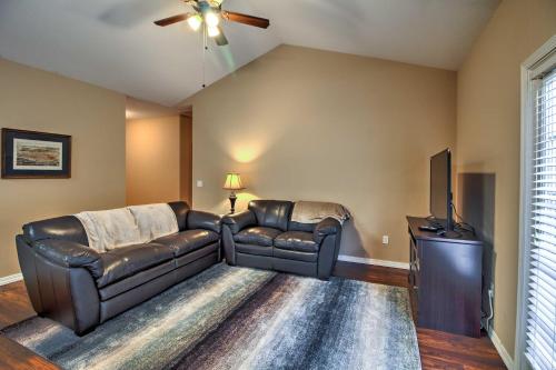Walk to The Strip Family-Friendly Branson Home in Branson, USA