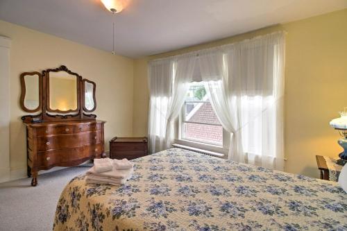 Spacious Rutland Townhome with Fire Pit- Walk to Town
