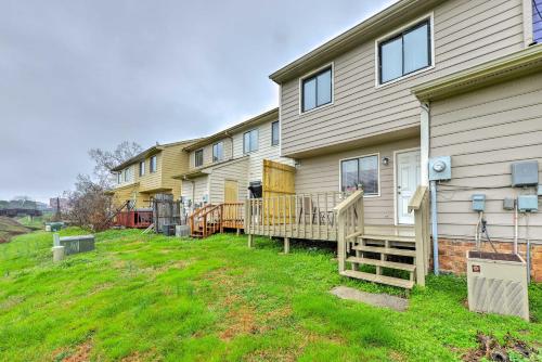 Durham Townhome with Deck - 15 Min to Downtown DPAC! - image 3