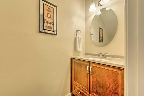 Durham Townhome with Deck - 15 Min to Downtown DPAC! - image 6