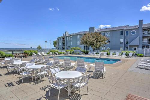 Charming Port Clinton Condo with Community Amenities - image 3
