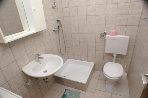 One-Bedroom Apartment with Terrace and Sea View room in Apartments by the sea Bilo Primosten - 4189