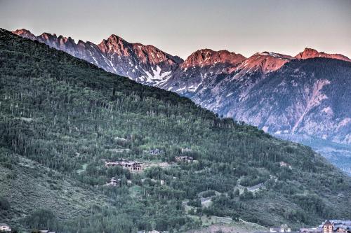 Cozy Townhome with Beautiful Views of Vail Mountain! - image 9