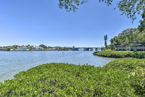 Siesta Key Condo with Balcony - Walk to Beach and Bay - image 6