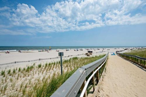 Central Sea Isle City Condo - 1 Block to the Beach in Sea Isle City, USA