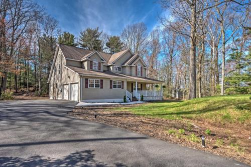 Tannersville House Bar and Deck, 2 Mi to Ski Resort in Tannersville, USA