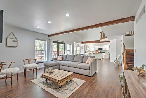 Family Home with Deck about 2 Mi to Camelback Mountain! in 坦納斯維爾