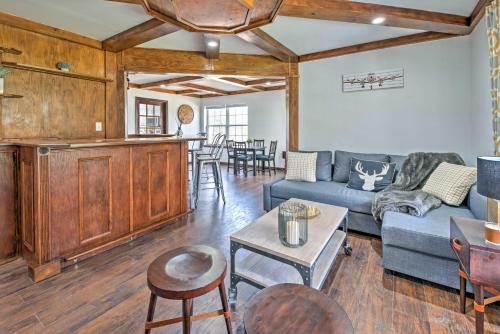 Family Home with Deck about 2 Mi to Camelback Mountain! in 坦納斯維爾