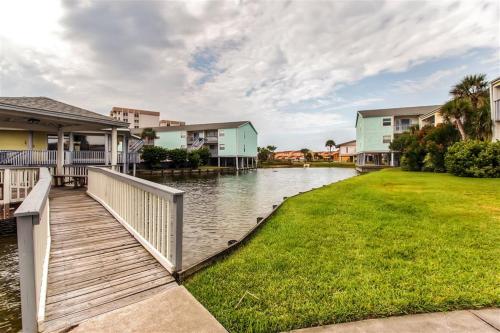 Renovated Pensacola Beach Condo with Community Pool! - image 3