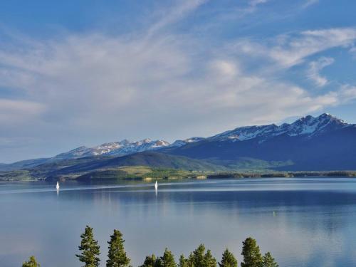 Lakefront Dillon Condo with Pool Access Near Skiing