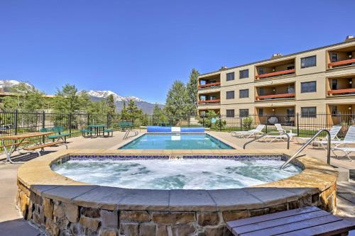 Lakefront Dillon Condo with Pool Access Near Skiing