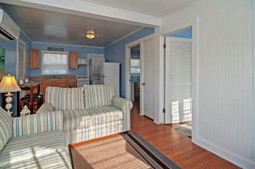 Quiet Cottage Less Than half Mile to Gulf Coast and Boardwalk!