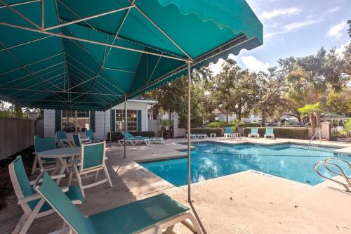 Chic St Simons Townhome with Patio and Pool Access!