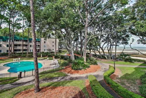 Oceanfront Hilton Head Island Condo with Shared Pool in 希尔顿黑德岛水滨